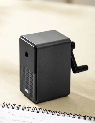 Точилка для карандашей механическая Deli 71160Black 1 отверстие пластик черный