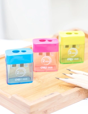 Точилка для карандашей ручная Deli E0526 2 отверстия пластик ассорти блистер