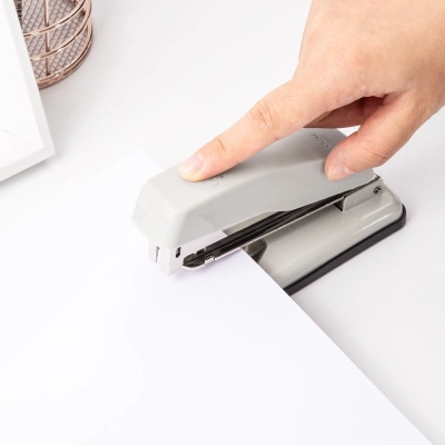 Степлер Deli E0414S/GREY E0414S 24/6 24/8 26/6 (25листов) серый 50скоб металл/пластик коробка