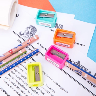 Точилка для карандашей ручная Deli E0594 1 отверстие пластик ассорти туба