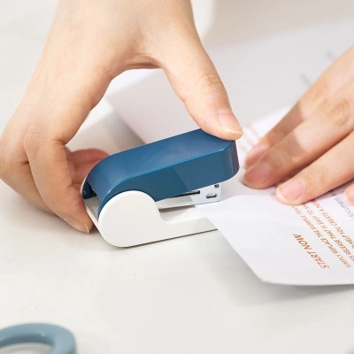 Степлер мини Deli EK203-PK EK203 24/6 26/6 (15листов) встроенный антистеплер розовый 15скоб металл/пластик коробка