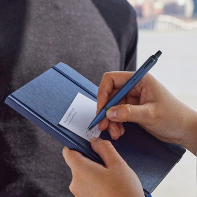 Ручка шариков. Parker IM Monochrome K328 (2172966) Blue PVD M син. черн. подар.кор.
