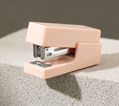 Степлер мини Deli ENS083PINK ENS083 Linfini N10 24/6 (15листов) розовый 15скоб металл/пластик блистер