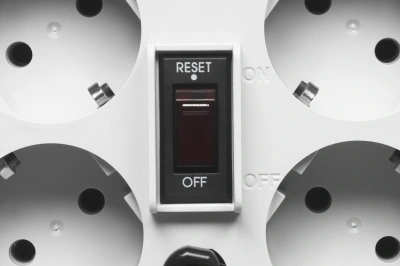 Стабилизатор напряжения Powercom TCA-1200 600Вт 1200ВА белый