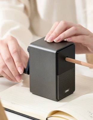 Точилка для карандашей механическая Deli 71160Black 1 отверстие пластик черный