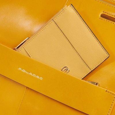 Деловая сумка женская Piquadro Blue Square BD6680B2/G с отделением для ноутбука 15.6" желтая натур.кожа