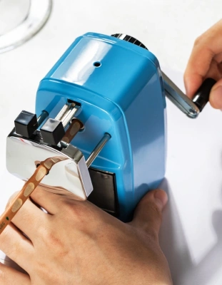 Точилка для карандашей механическая Deli E0620 1 отверстие ассорти