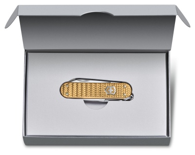 Нож перочинный Victorinox Classic Precious Alox (0.6221.408G) 58мм 5функц. золотистый подар.коробка