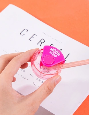 Точилка для карандашей ручная Deli E0554 1 отверстие пластик ассорти европодвес