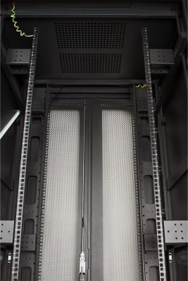 Шкаф серверный Lanmaster (TWT-CBB-42U-8X10-P1) напольный 42U 800x1000мм пер.дв.перфор. задн.дв.перфор.2-хст. 2 бок.пан. 800кг черный