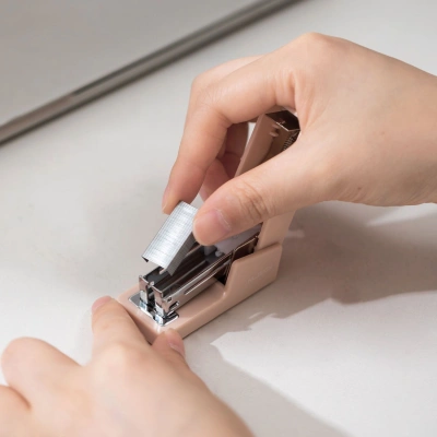 Степлер мини Deli ENS083WHITE Linfini N10 24/6 (15листов) белый 15скоб металл/пластик блистер