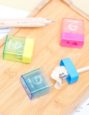 Точилка для карандашей ручная Deli E0526 2 отверстия пластик ассорти блистер