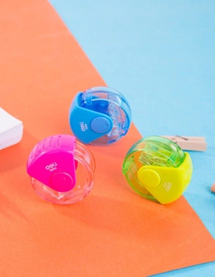 Точилка для карандашей ручная Deli E0554 1 отверстие пластик ассорти европодвес