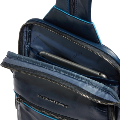 Рюкзак слинг мужской Piquadro Blue Square CA6589B2/BLU2 темно-синий натур.кожа