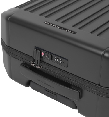 Чемодан Piquadro PQ LIGHT (BV4425PQL/NO) 40x55x20см 31л. 1.99кг. поликарбонат черный