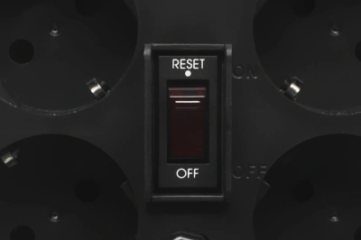 Стабилизатор напряжения Powercom TCA-1200 600Вт 1200ВА черный