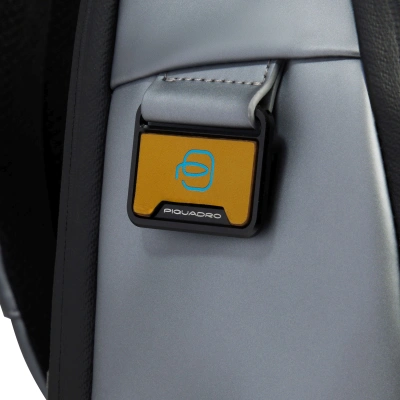 Рюкзак мужской Piquadro Corner 2.0 CA6464C2OW/MGR серебристый/черный полиуретан/полиэстер