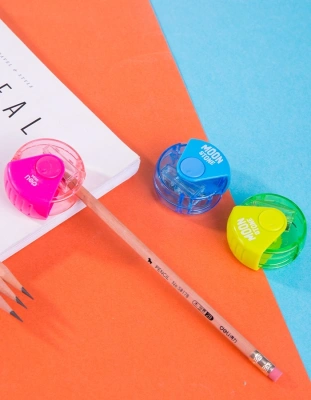 Точилка для карандашей ручная Deli E0554 1 отверстие пластик ассорти европодвес