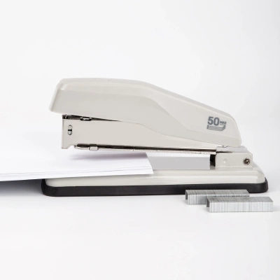 Степлер Deli E0414S/GREY E0414S 24/6 24/8 26/6 (25листов) серый 50скоб металл/пластик коробка