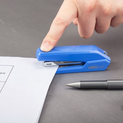 Степлер Deli E0271 Essential N10 (15листов) ассорти 50скоб закрытый коробка