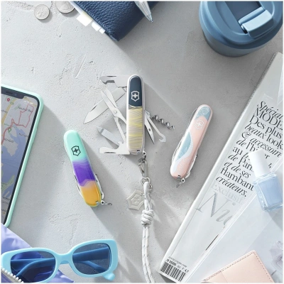Нож перочинный Victorinox Companion New York Style (1.3909.E223) 91мм 16функц. серый подар.коробка в комплекте: шнурок на шею