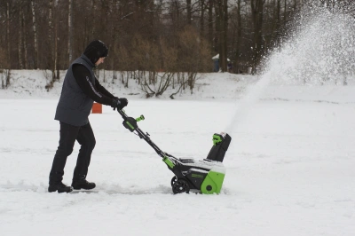 Снегоуборщик электр. Greenworks GD82ST