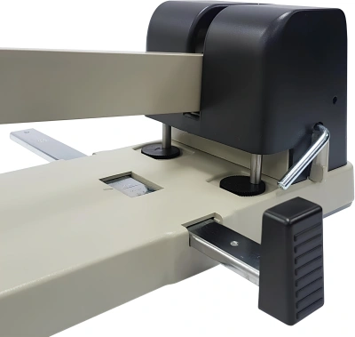 Дырокол Kw-Trio 933 макс.:190лист. металл/пластик черный/белый отв.:2 с линейкой