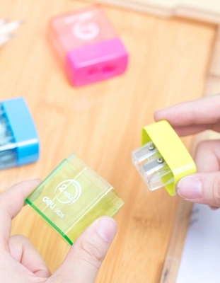 Точилка для карандашей ручная Deli E0526 2 отверстия пластик ассорти блистер