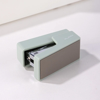 Степлер мини Deli ENS083GREEN ENS083 Linfini N10 24/6 (15листов) зеленый 15скоб металл/пластик блистер