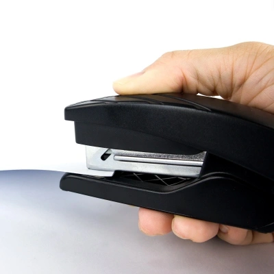 Степлер Kw-Trio 05564 Half-strip Bias 24/6 26/6 (20листов) черный 100скоб