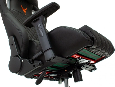 Кресло игровое Knight Outrider черный ромбик экокожа с подголов. крестов. металл
