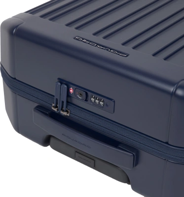 Чемодан Piquadro PQ LIGHT (BV4425PQL/BLUO) 40x55x20см 31л. 1.99кг. поликарбонат синий