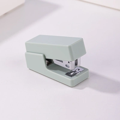 Степлер мини Deli ENS083GREEN ENS083 Linfini N10 24/6 (15листов) зеленый 15скоб металл/пластик блистер