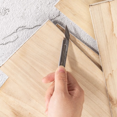 Нож канцелярский Deli E2034 Essential Metal Vivid Mini шир.лез.9мм фиксатор сталь серый