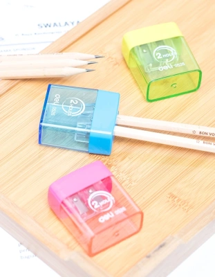 Точилка для карандашей ручная Deli E0526 2 отверстия пластик ассорти блистер